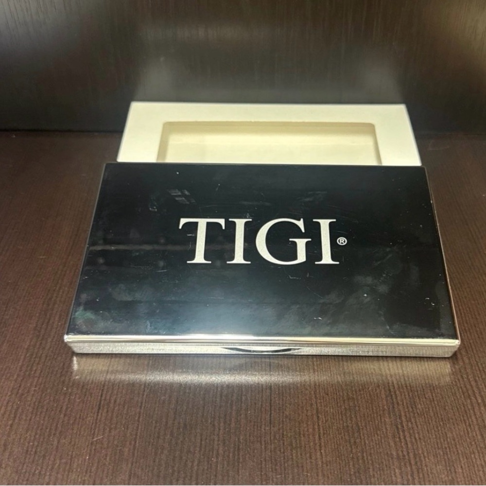 Tigi NEW 8 Colored Eye Shadow Pallet - Picture 2 of 3